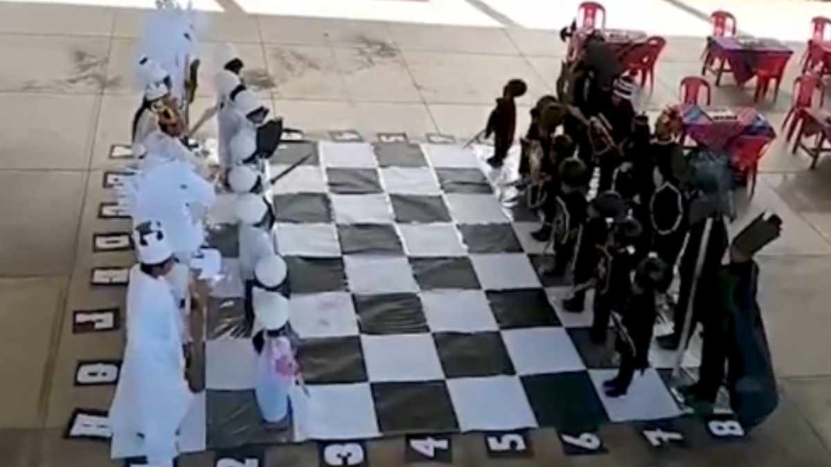 Niños se caracterizan de piezas de ajedrez y disputan “batalla”; video se hace viral