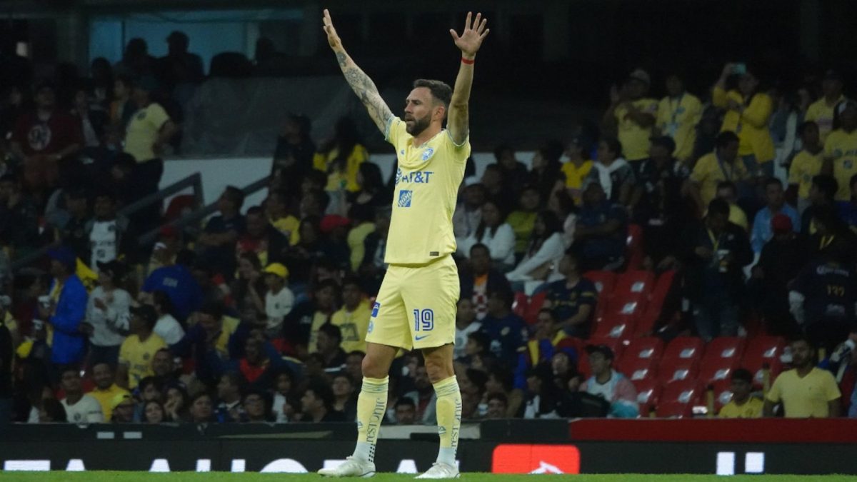 Miguel Layún, lateral derecho del América, celebra un gol en partido de la Liga MX.