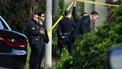 migrante Estados Unidos Policías de California entrando a una escena del crimen