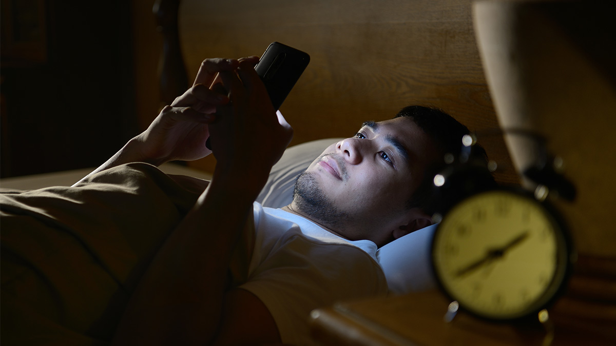 ¿Usas el celular antes de dormir? UNAM alerta de la sobreexposición a la luz azul