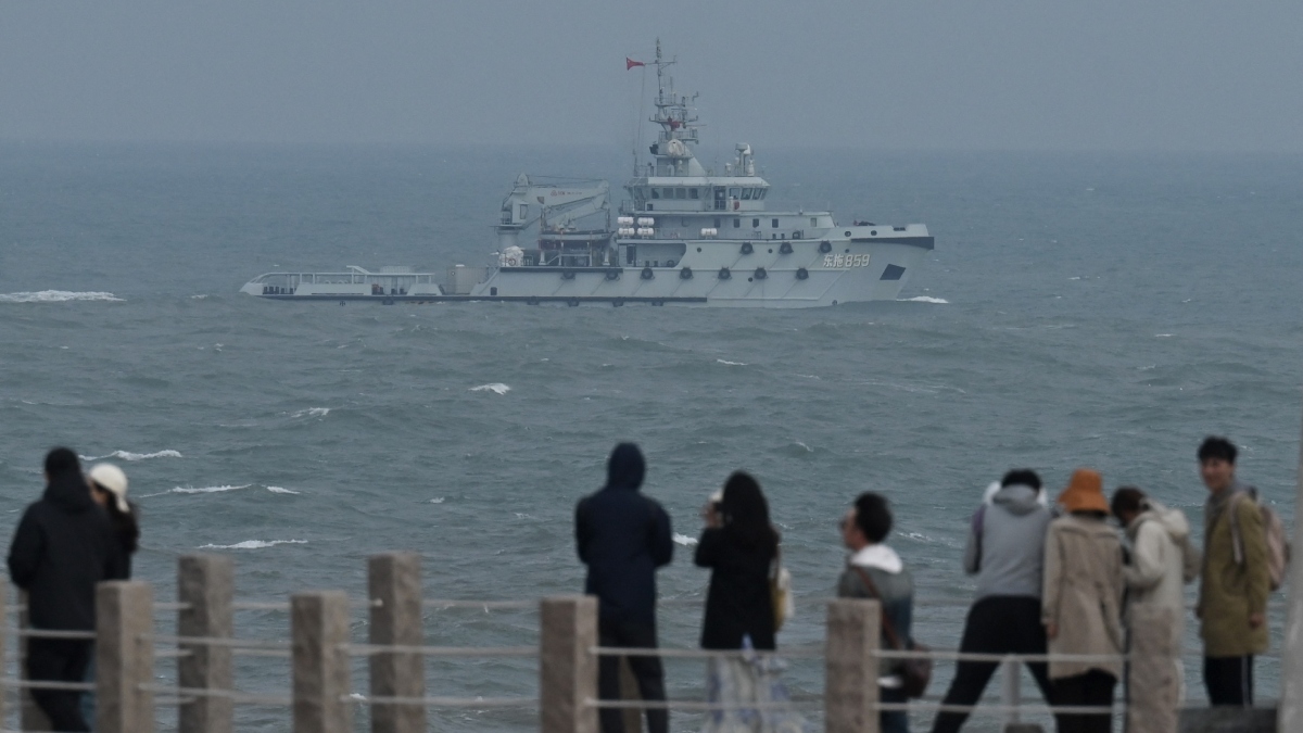 Simulación China ataques objetivos clave, barco militar chino frente a turistas en la costa de Taiwán