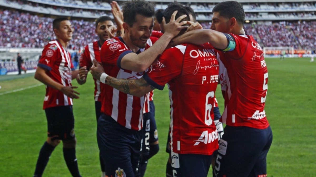 Jugadores de las Chivas del Guadalajara festejando un triunfo en partido de la Liga MX