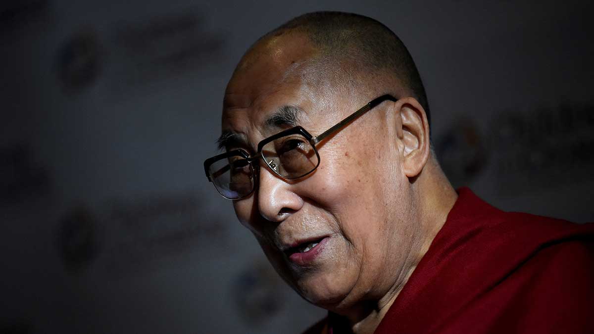 Dalai Lama pide disculpas por besar a un niño