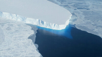 derretimiento de hielo en Groenlandia y Antártida