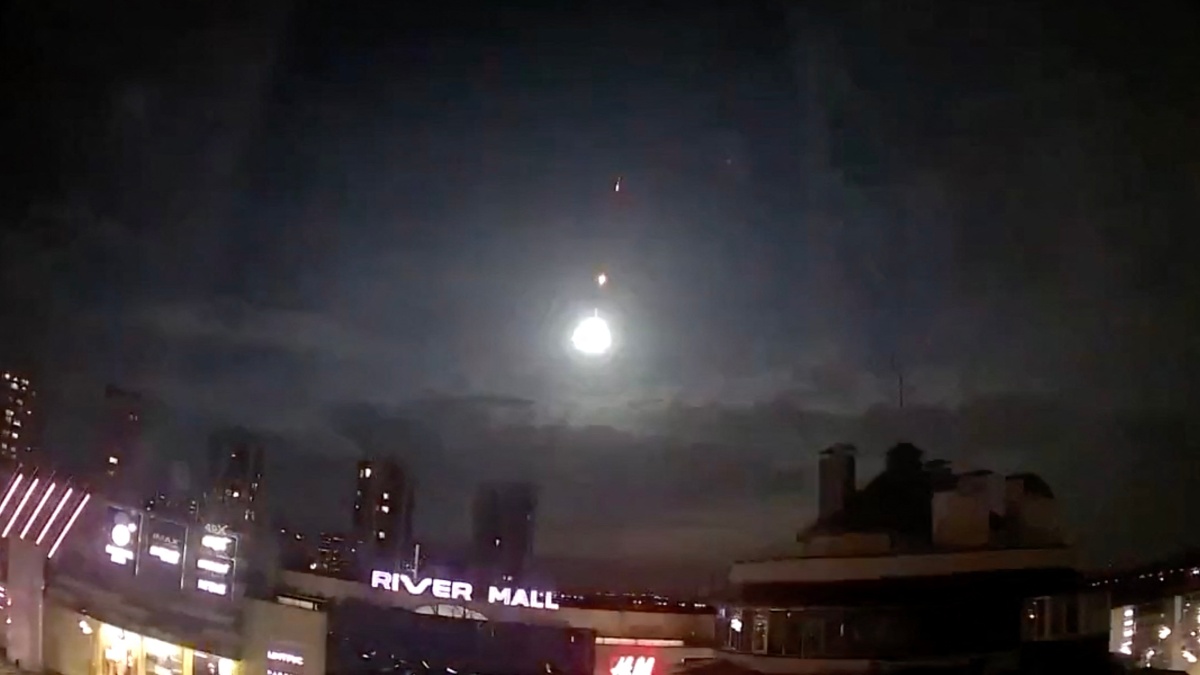 Ucrania destello, captura de video con la luz sobre Kiev