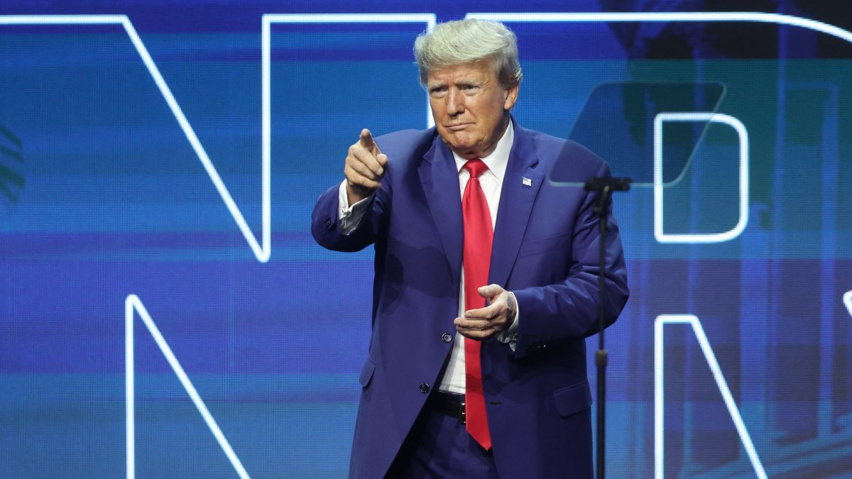Expresidente de Estados Unidos vestido con un traje azul y corbata roja en un acto de campaña