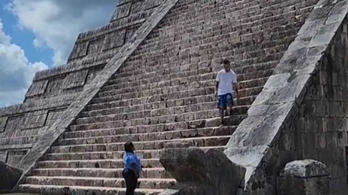 En Chichén Itzá, turista sube a pirámide de nuevo, video