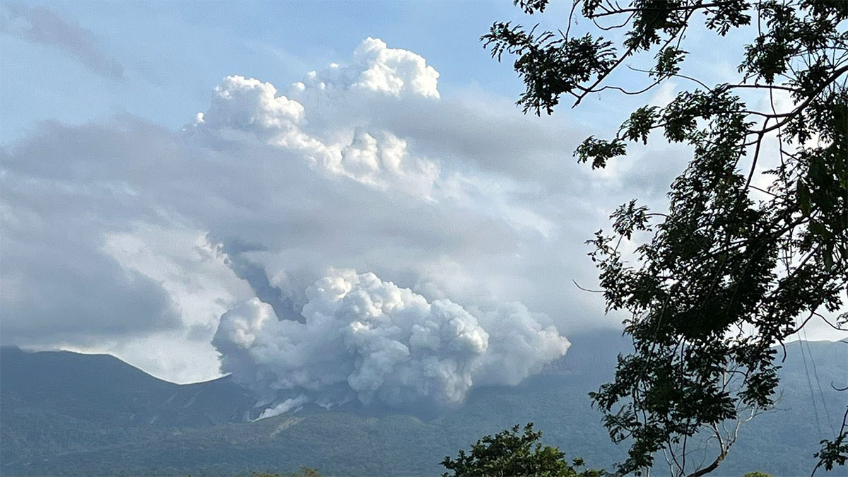 Volcán en Costa Rica registra impresionante erupción