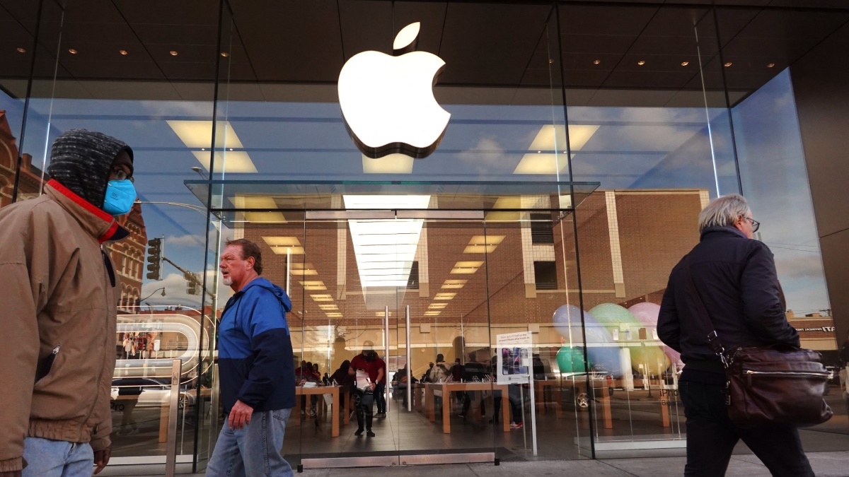 United States: $500,000 worth of Apple Store products were stolen