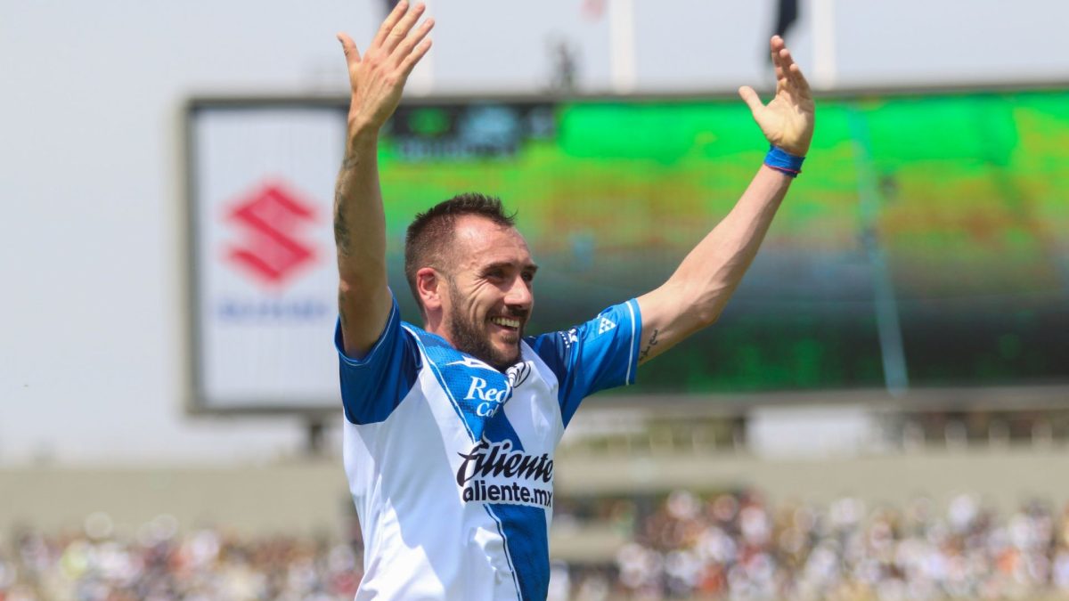Federico Macuello, jugador de Puebla festejando un gol en partido contra Pumas