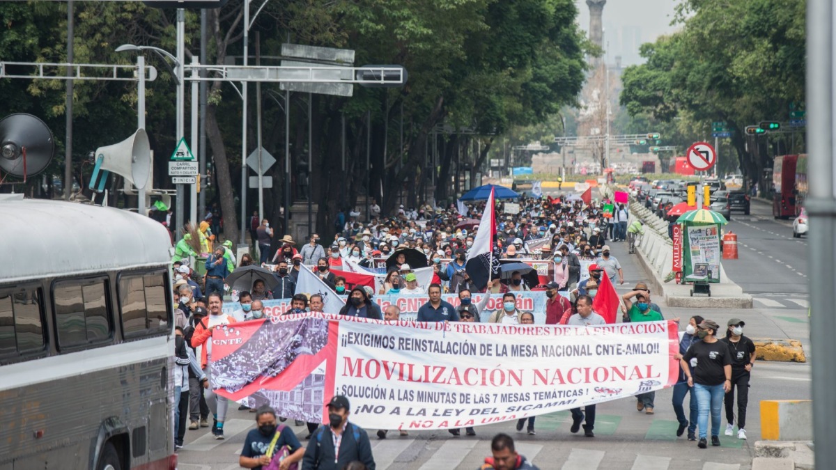 Marcha de la CNTE por Paseo de la Reforma