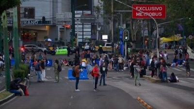Marchas CDMX, alumnos de la UNAM en protesta a la entrada de Ciudad Universitaria