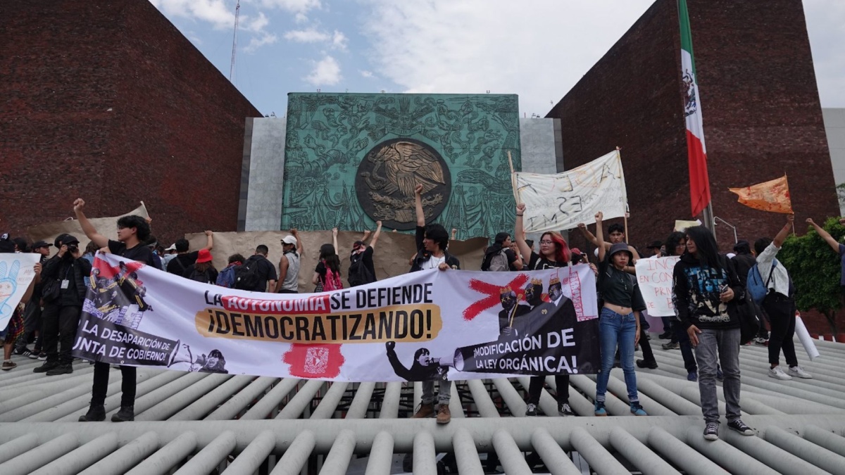 Estudiantes de la UNAM en protesta en la Cámara de Diputados