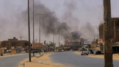 Más de 100 civiles muertos en guerra abierta entre dos generales en Sudán