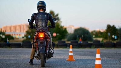 Motociclista practicando junto a conos de seguridad