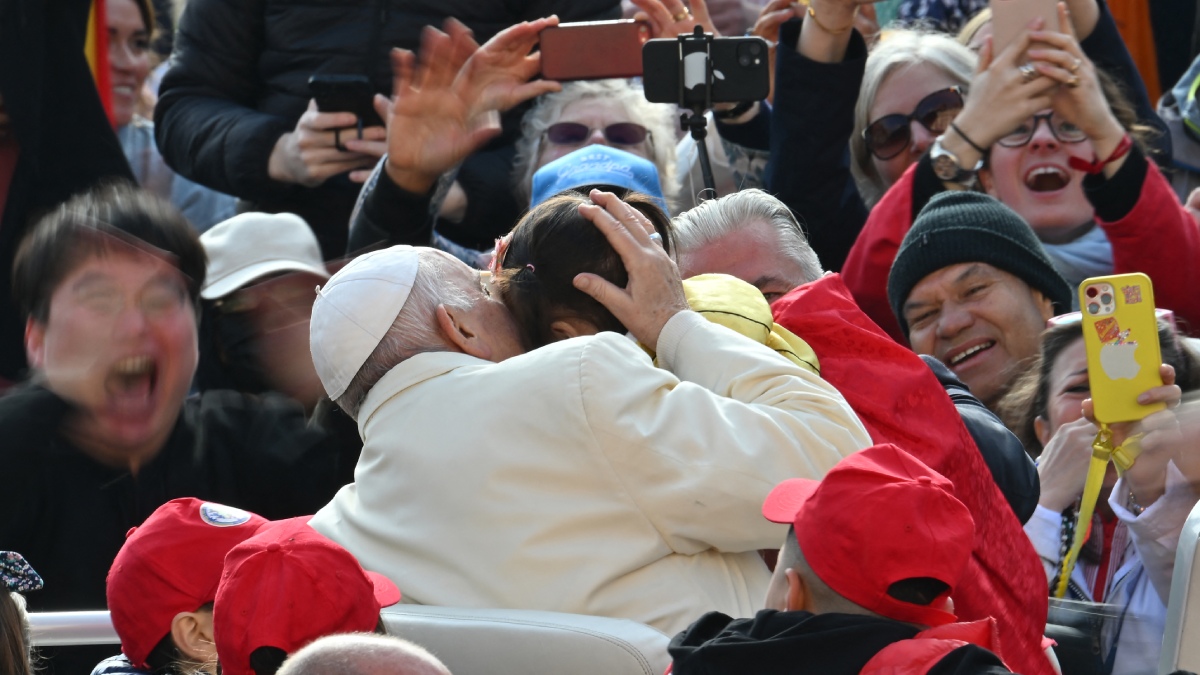 ¿Por qué le dicen al Papa Francisco el “Papa de los abrazos”?