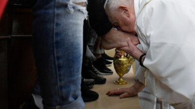 Papa Francisco besando el pie de uno de los presos en Roma