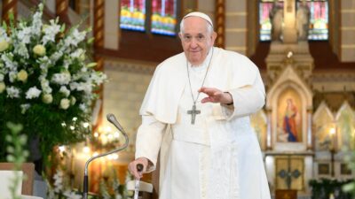 Papa Francisco pide erradicar “indiferencia” en encuentro con refugiados en Hungría