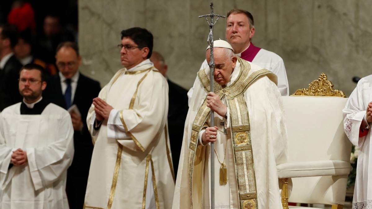Papa Francisco reaparece en la Vigilia Pascual en la Basílica de San Pedro del Vaticano