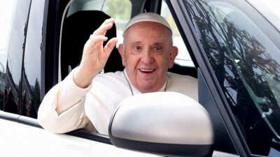 "Aún estoy vivo": Papa Francisco sale del hospital; presidirá misa de Domingo de Ramos