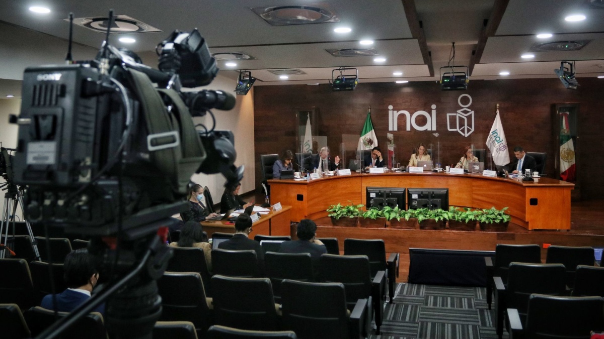 INAI, panorámica del salón del pleno durante una sesión