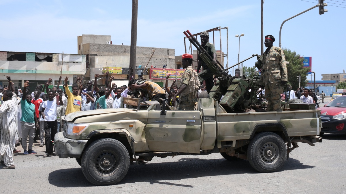 Guerra Sudán, membros del Ejército patrullan alrededores del puerto de Sudán
