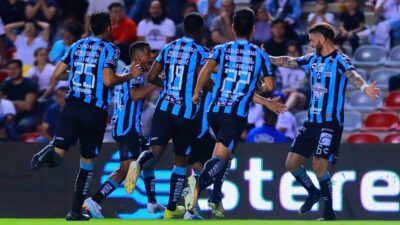 Jugadores del Querétaro celebran un triunfo en partido del torneo Clausura 2023 de la Liga MX