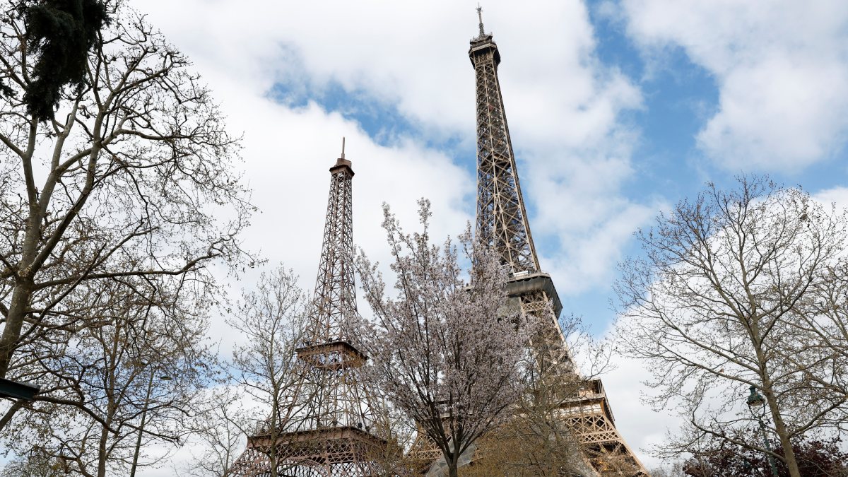 Una segunda torre Eiffel acompaña en París a la original