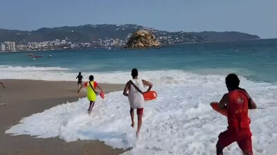 Salvavidas De Acapulco Rescatan A Jovenes