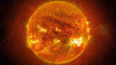 Sol: capturan cascada de plasma, 8 veces del tamaño de la Tierra