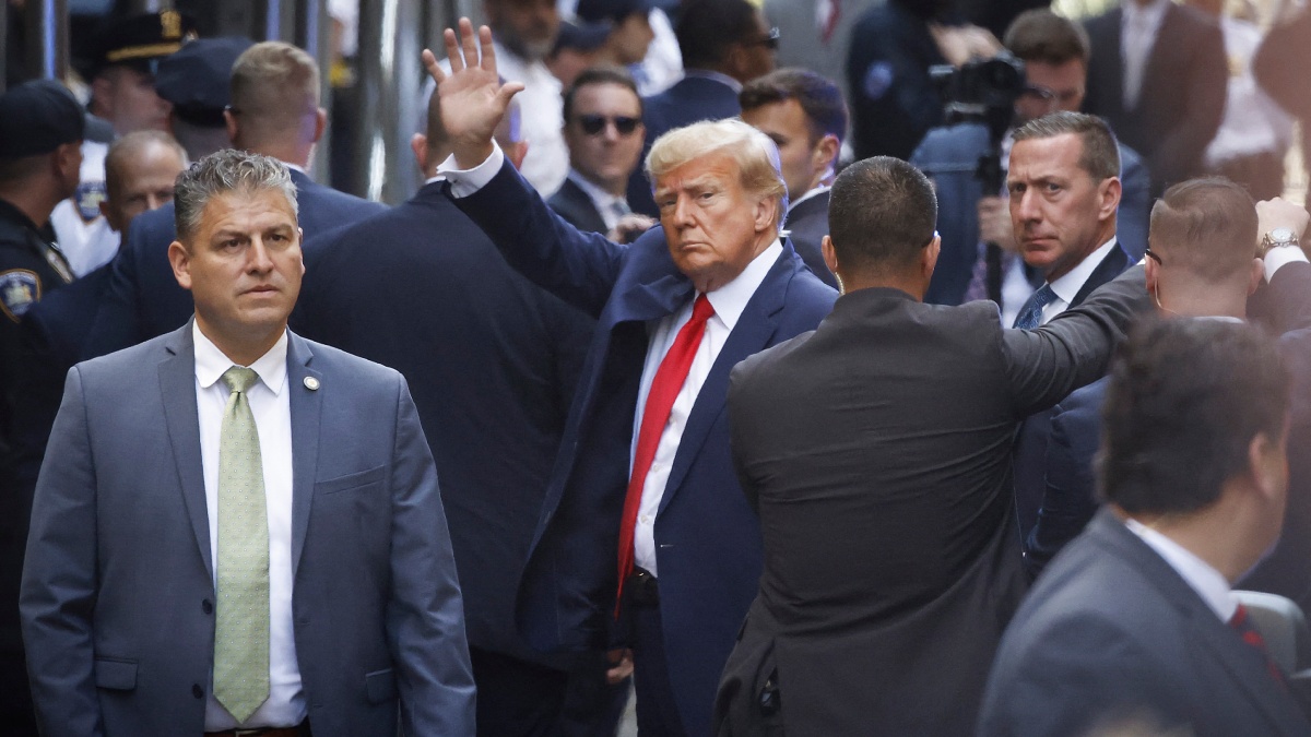 Donald Trump, el expresidente de EU saluda a su llegda al triunal en Manhattan