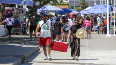 Turistas llegan a playas de Acapulco en Semana Santa 2023