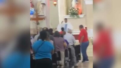 Sacerdote en Sinaloa saca a empujones a hombre por interrumpir misa