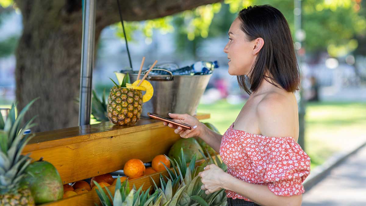 Vendedora de jugos conquista las redes sociales con su belleza