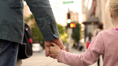 TIps FGR protección menores Hombre llevando a niña de la mano por la calle
