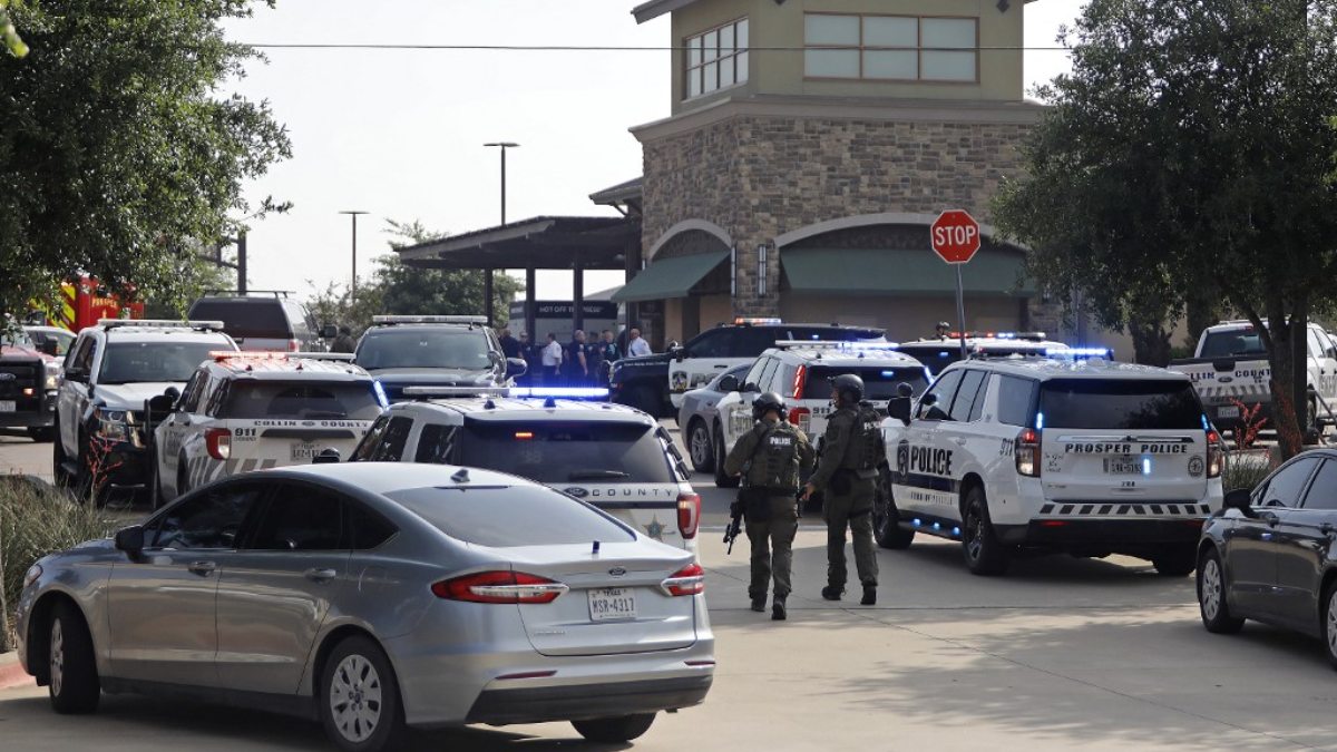 Policías en centro comercial de Allen, Texas, en donde un tiroteo dejó nueve personas muertas