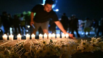 Alzan altar en El Salvador por fallecidos en estadio de futbol