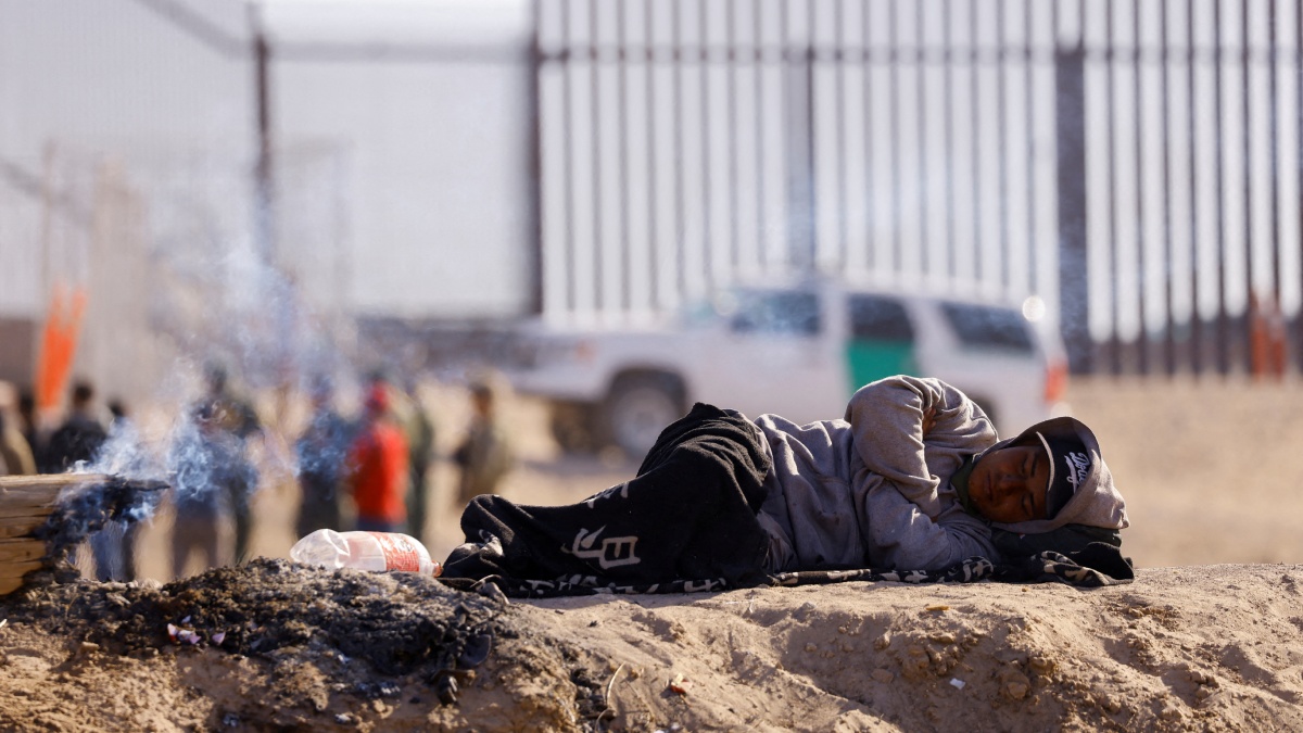 Migrante durmiendo tras cruzar la frontera por el Río Bravo, antes de entregarse a la Patrulla Fronteriza