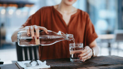 Beneficios de beber un vaso de agua media hora antes de comer