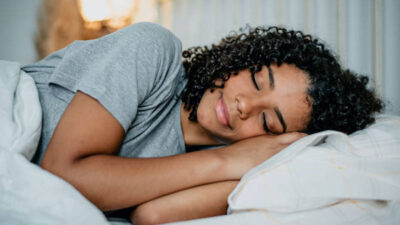 beneficios dormir lado izquierdo