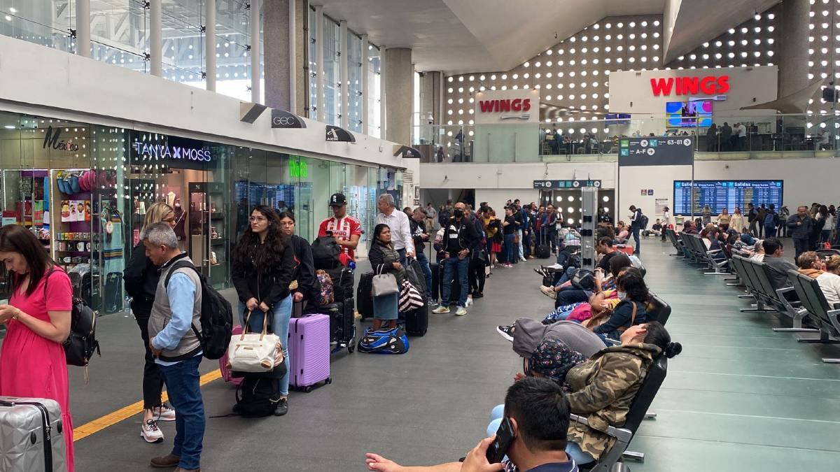 Cancelación y retraso de vuelos en AICM por actividad del Popocatépetl