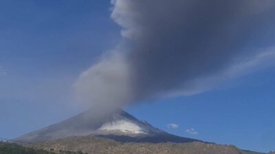 Cae ceniza del volcán Popocatépetl