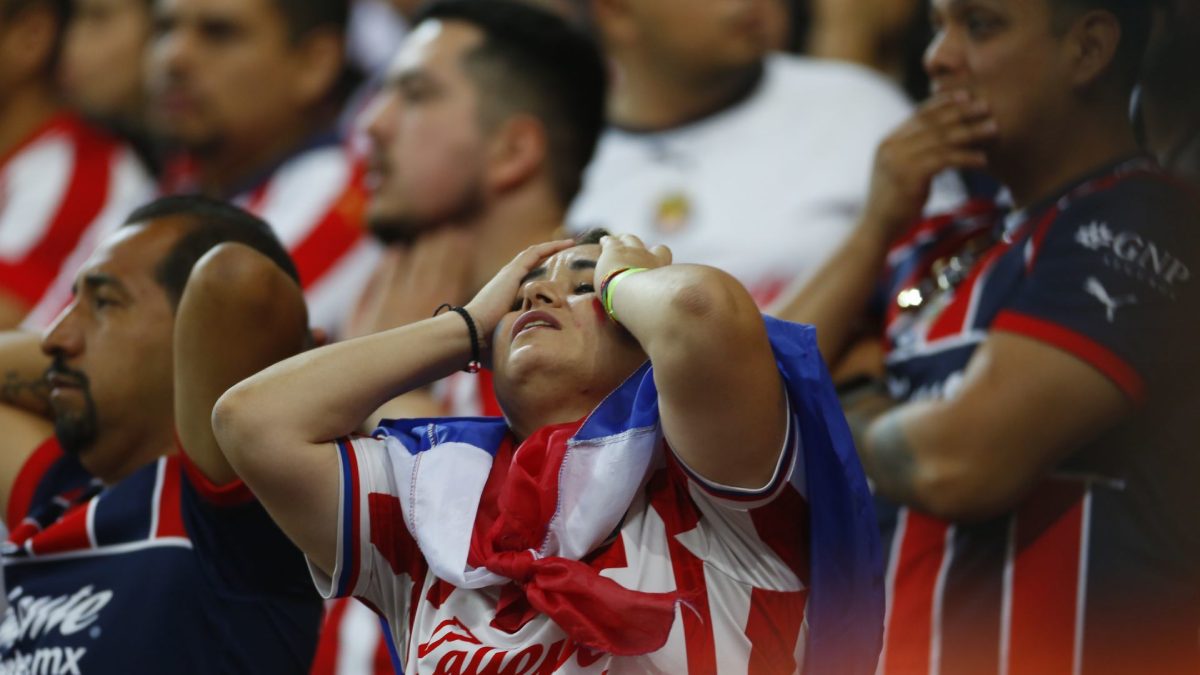 Aficionados de Chivas lamentan la derrota de su escuadra en el estadio Akron ante Tigres