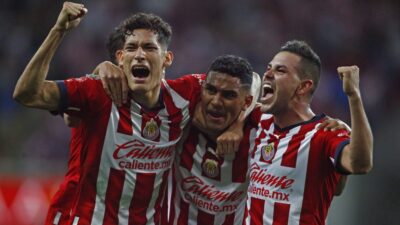 Jugadores de Chivas celebran su pase a semifinales en el torneo Clausura 2023 de la Liga MX