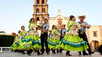Bailarines típicos durante la feria de aniversario del pueblo mágico de Comonfort, Guanajuato