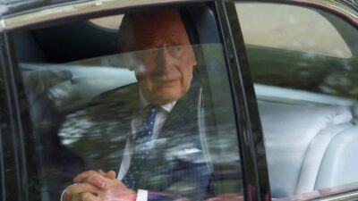 El rey Carlos III viajando en automóvil