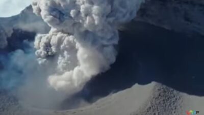 Cráter del volcán Popocatépetl con enorme fumarola captado por dron de la Marina