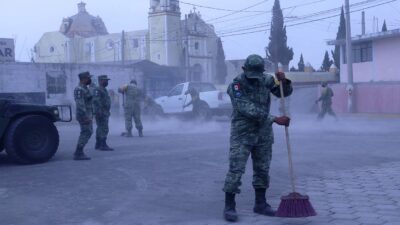 Ejercito apoya en las labores de limpieza de ceniza en comunidades de Puebla