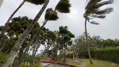 El tifón Mawar pasó lenta y arrasadoramente sobre la isla de Guam. Foto: AFP