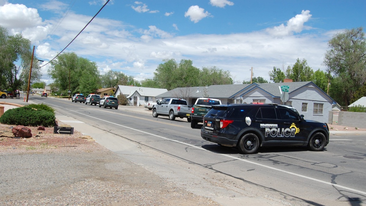 Patrullas policiacas resguardando la zona del tiroteo en Nuevo México